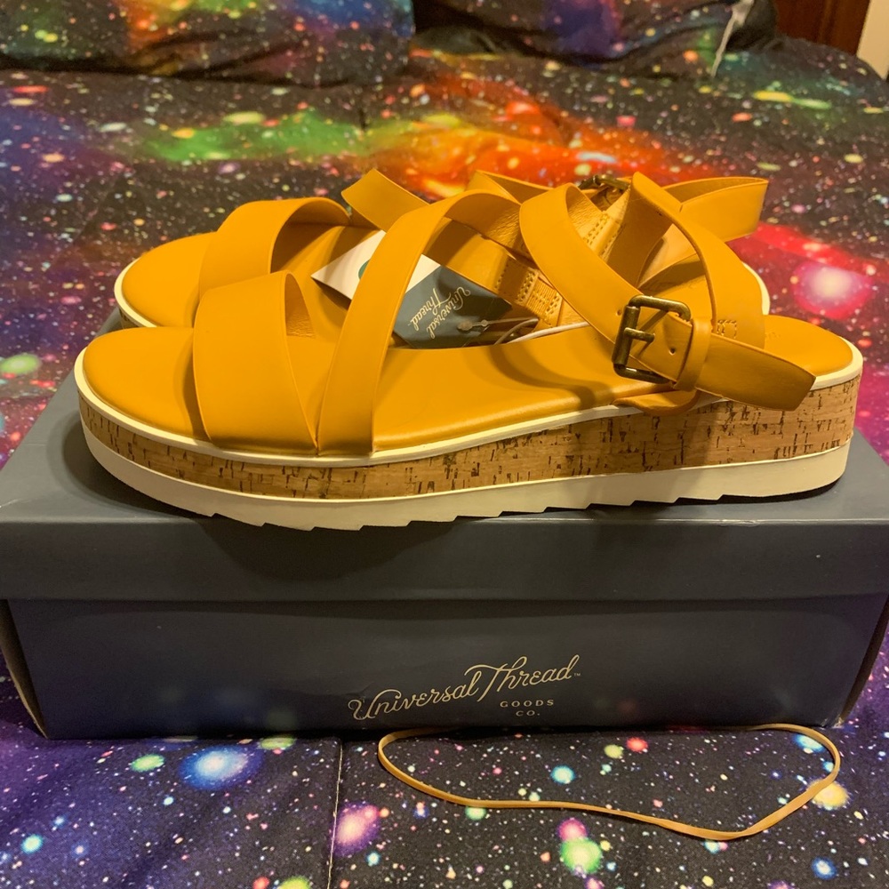 These are universal threads size 9 woman’s mustard sandals